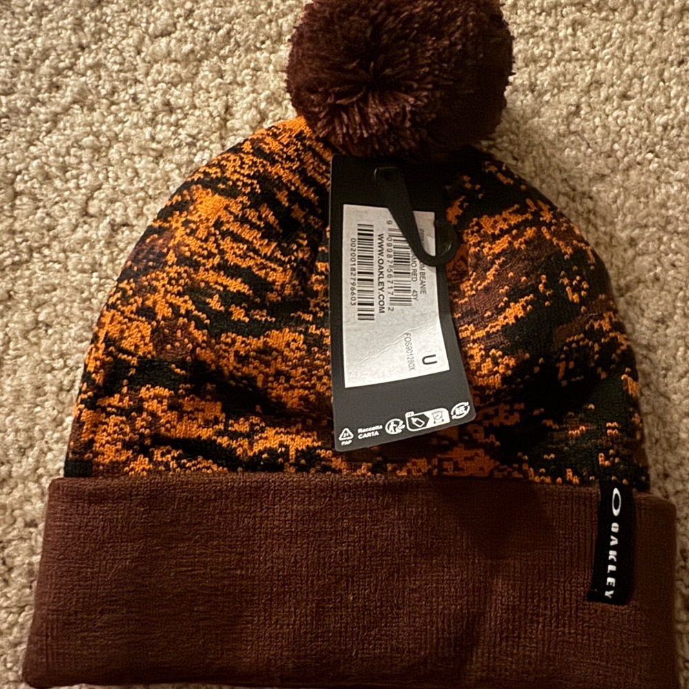 NWT Printed Pom Pom beanie Oakley Tiger camo red Unisex size U